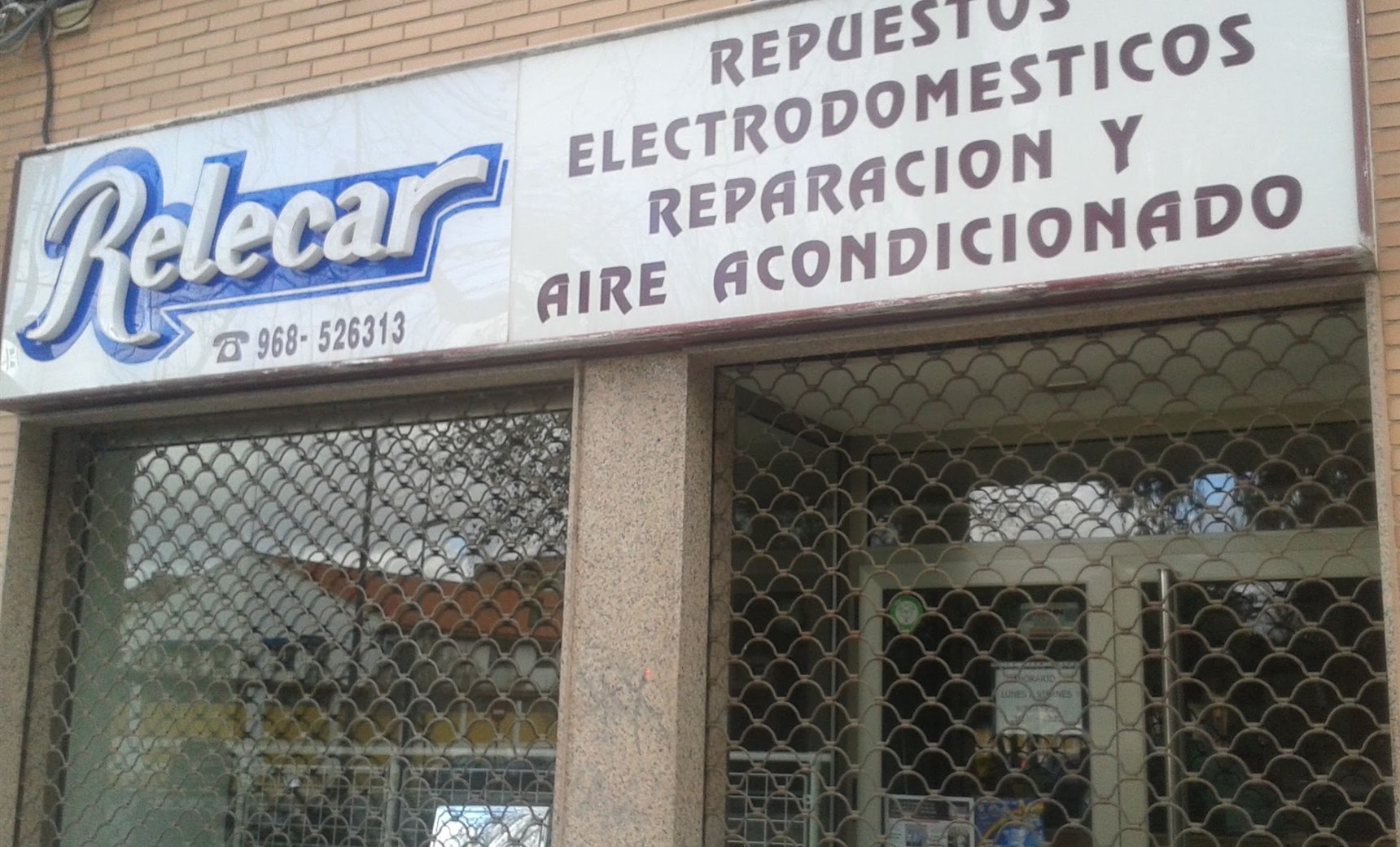 Fachada de Relecar en la avenida Reina Victoria Eugenia de Cartagena, con el rótulo de repuestos, reparación y aire acondicionado