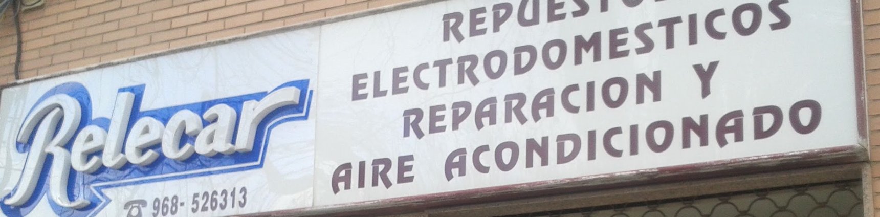 Rótulo de Relecar: repuestos de electrodomésticos, reparación y aire acondicionado, con el teléfono 968 52 63 13